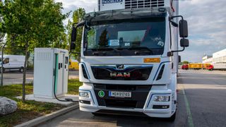 Steigende Preise für Diesel könnten den Verkauf von E-Lkw fördern. (Bild: MAN)