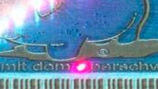 Die Piggy Lasermarker, die in offenen oder Kabinenausführungen erhältlich sind, beschriften Bauteile präzise und schonend auf Knopfdruck. (Bild: Botzian & Kirch)