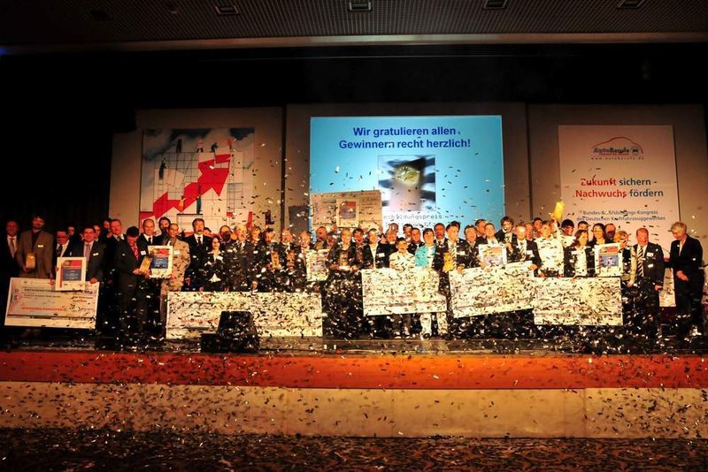 Am Schluss standen alle Gewinner noch einmal auf der Bühne und wurden mit Feuerwerk und viel Konfetti gefeiert. (Archiv: Vogel Business Media)