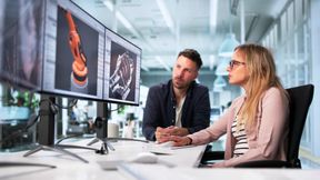 Technisches Verständnis entsteht durch Ausprobieren, Anpassen und erneutes Testen. Wird der Takt jedoch von externen Prozessen bestimmt, verlangsamen sich diese Lernzyklen spürbar.  (Bild:  Andrey Popov/stock.adobe.com)