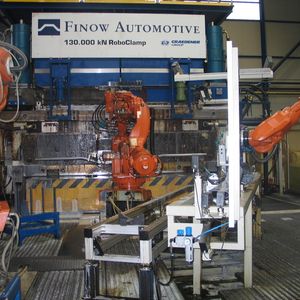 Kernstück der vollautomatisierten Fertigungslinie zur Herstellung der Längsträger des Leiterrahmens Land Rover Discovery und Range Rover Sport ist die 13 000 t Hydroforming-Presse der Firma Gräbener.