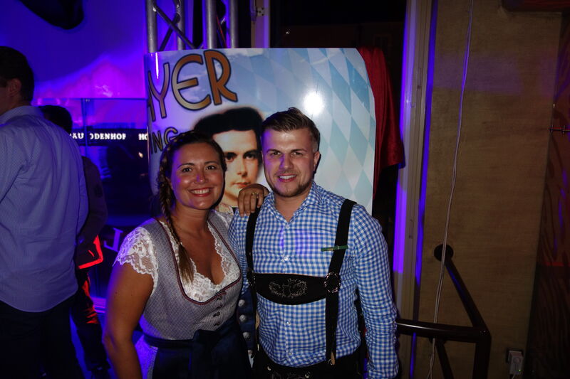 Im Edelbayer feierten Aline Gauthier (Samsung) mit Filip Koczorowski (OTTO) weiter. (Bild: IT-BUSINESS)