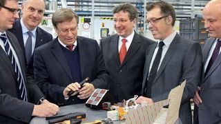 Ralf Hoppe (Weidmüller Geschäftsführer Produktion), Volpert Briel (Vertriebsvorstand), Landeswirtschaftsminister Harry K. Voigtsberger, Dr. Peter Köhler (Vorstandssprecher), Harald Vogelsang (Finanzvorstand) und Bürgermeister Rainer Heller beim Gedankenaustausch in der Weidmüller Produktion. (v.l.n.r.)  (Bild: Weidmüller)