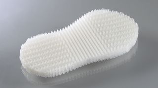Die Sohle aus Co-Polyester-Elastomer besteht aus vielen einzelnen Folien. Die Struktur aus Rippen und Zacken sorgt für die Funktionszonen. Jede einzelne Folie weist diese Struktur auf. (Bild: Fraunhofer CPM)