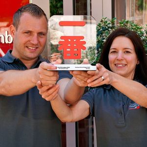 Marco und Lisa Metzger vom Autohaus Helmut Metzger in Widdern, gewannen den Ichiban-Award schon zum zweiten Mal.(Bild:  Toyota)