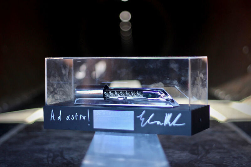 Die Trophäe für das Siegerteam war ein 3D-gedrucktes Modell der Hyperloop-Röhre mit einem Pod, von Elon Musk unterschrieben. (WARR Hyperloop)