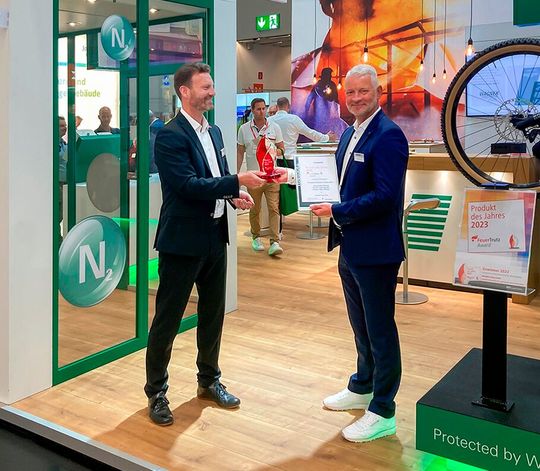 Von rechts: Reiner Milski, Geschäftsführer der Wagner Deutschland GmbH, nimmt auf der Feuertrutz-Messe Urkunde und Award von André Gesellchen vom Feuertrutz Network in Empfang.(Bild:  Wagner Group)