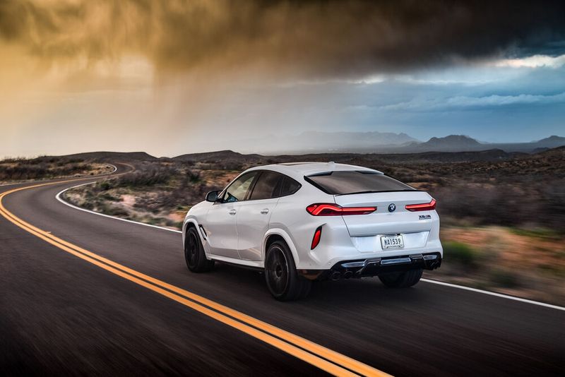 Beim Competition kommt noch die ansonsten aufpreispflichtige Sportauspuffanlage hinzu, außerdem Laserlicht, Leder-Alcantara-Ausstattung und kleine Optik-Extras wie Sicherheitsgurte mit farbiger M-Naht oder ein schwarzer Nierenrahmen. (Bild: BMW)