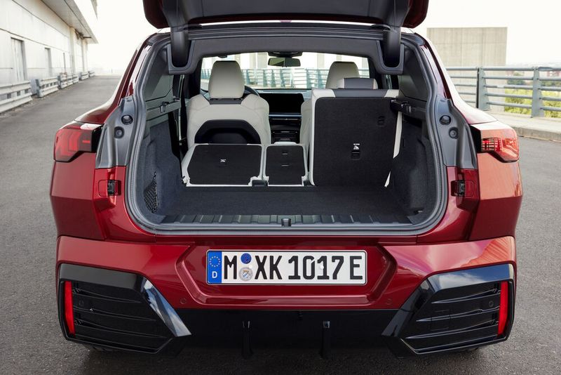 Die Elektroversion des X2 bietet einen auf 1.400 Liter erweiterbaren Kofferraum. Bei den Verbrenner-Pendants sind es 1.470 Liter. (Bild: BMW)