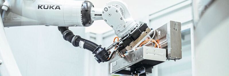 Beim Spindelhubgetriebe-Hersteller ZIMM bestückt der Kuka Roboter eine Vierfachvorrichtung automatisiert mit den zu bearbeitenden Bauteilen.