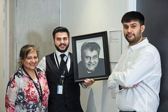 Familie Luthra mit einem Bild des verstorbenen Gründers von Biointeractions, Ajay Luthra. Familie Luthra mit einem Bild des verstorbenen Gründers von Biointeractions, Ajay Luthra.