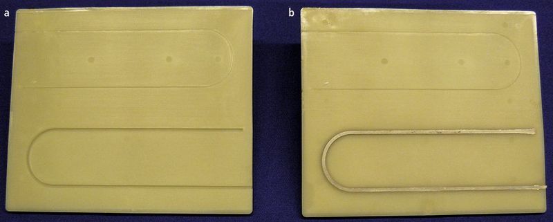 Bild 2: Herstellung eines Kunststoffträgers mit metallischen Leiterbahnen. Erst wird die Trägerplatte (PA 6.6) spritzgegossen und dann im Werkzeug umgesetzt. Im letzten Prozessschritt werden die metallischen Leiterbahnen appliziert (b). (Archiv: Vogel Business Media)