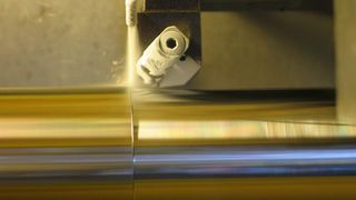 Nach der Bearbeitung unter Zuführung des Kühlmediums CO2 sind trockene und saubere Bauteile, Späne und Maschineninnenräume vorhanden. Die Oberflächengüte ist im Vergleich zur Trockenbearbeitung deutlich verbessert. Bilder: ISF (Archiv: Vogel Business Media)