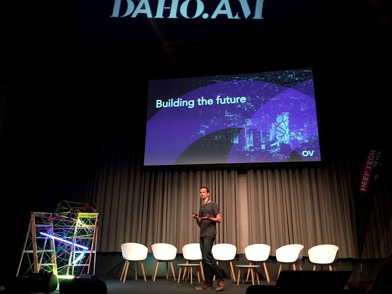 Aron van Ammers, CTO von Outlier Venture, bei seiner Keynote 