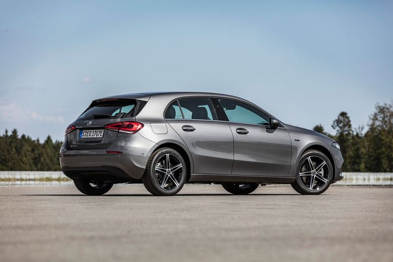 Die Teilzeitstromer haben zusätzlich zum 118 kW/160 PS starken 1,3-Liter-Benziner eine E-Maschine mit 75 KW/102 PS an Bord.  (Daimler)