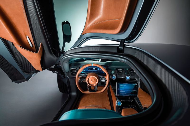 Das Lenkrad ist in edler Holzoptik ausgeführt, dazu gibt es natürlich jede Menge Elektronik. (Bild: Hasselblad/Rimac)