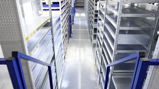 Die umfangreiche Nummerierung an den Regalen sorgt für eine schnelle Orientierung und hilft beim Finden des Lagerplatzes. (Bild: Meta)