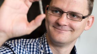 Es müssen nicht immer Edelmetalle sein: Ulf-Peter Apfel und seine Kollegen haben ein neues vielversprechendes Katalysatormaterial entdeckt. (© RUB,Tim Kramer, www.rub.de)