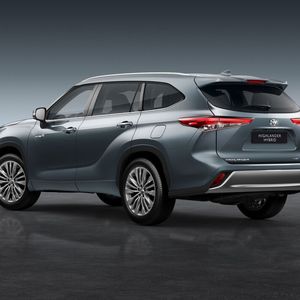 Der fast fünf Meter lange Allradriese basiert auf der gleichen Plattform wie der aktuelle Toyota Camry.(Bild:  Toyota)