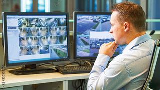 Die eigenen Mitarbeiter zu überwachen kann hilfreich sein, wenn auffällig viel Büromaterial oder Ersatzteile verschwinden. (Bild: Kadmy - adobe.stock.com)