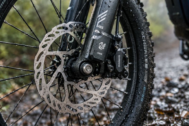 Brake safely without rolling over: A bicycle ABS system prevents the front wheel from locking up during emergency braking. This keeps the bike steerable and helps prevent falls—especially on wet roads. (Source: KI-generiert / Dall-E)