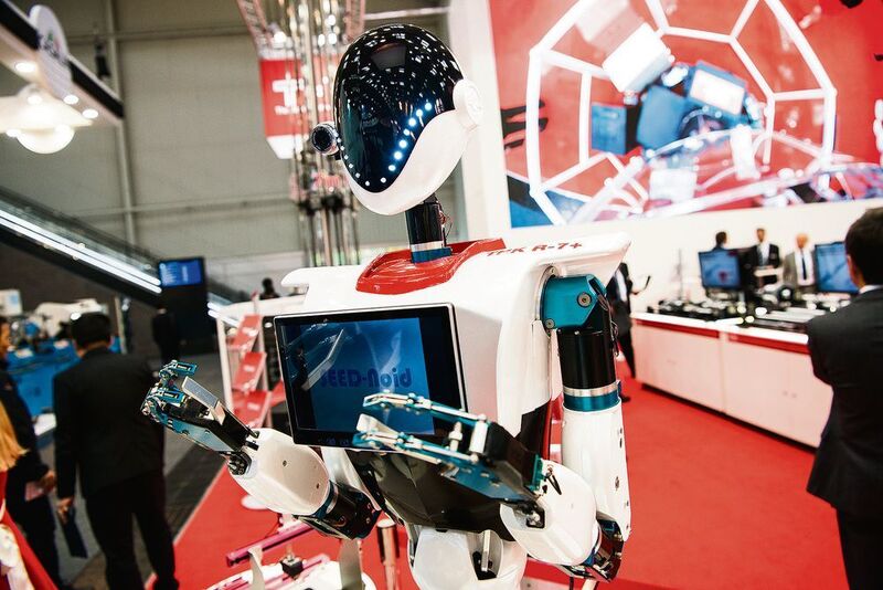 Bei THK gibt ein humanoider Roboter den Fachbesuchern Auskunft (Halle 7, Stand A01). (Roman Pawlowski)