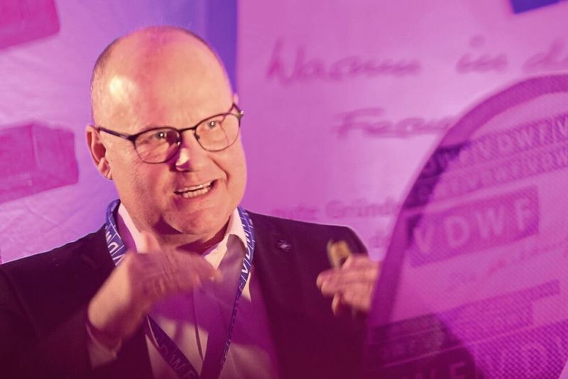 Michael Rupp, Geschäftsführer bei OSG Göppingen, präsentierte als Hausherr und Gastgeber die Möglichkeiten und Produkte des japanischen Präzisionswerkzeugherstellers OSG. (Bild: Maschinenmarkt)