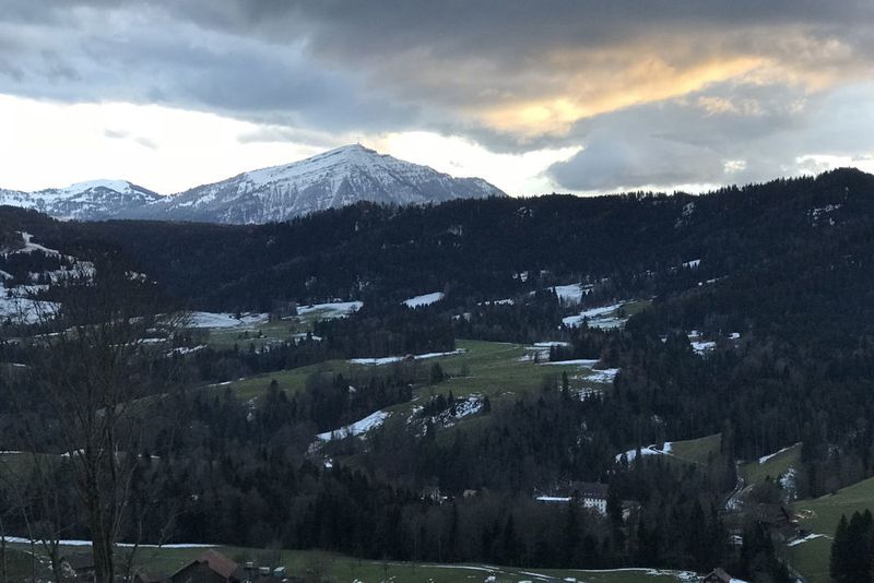Spätestens jetzt zahlen sich der Allradantrieb sowie die ausgezeichnete Lichtanlage des GLA aus. (Michel/»kfz-betrieb«)