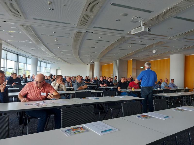Joaching Syha, Referent beim ZDK, informierte zum aktuellen Stand der Ordnungsarbeit bei den Kfz-Meisterprüfungen, beim Servicetechniker und bei der Modernisierung der Kfz-Mechatroniker-Ausbildung. (Bild: Moßner/autofachmann)