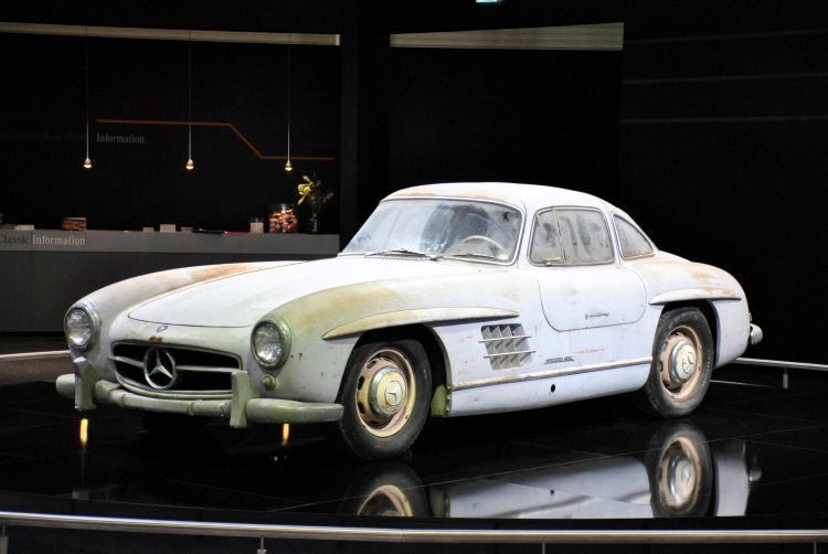Einmaliges Fundstück: Diesen Mercedes 300 SL stellte man in den Sechzigern abgeschliffen, und für eine Neulackierung vorbereitet ab. Jahrzehnte später entdeckte man ihn wieder. (Dominsky)