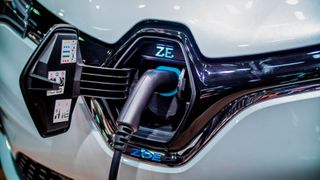 92555750v2 (Bild: Charging a Renault ZOE / Ivan Radic / CC BY 2.0)