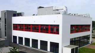 Iwis hat am 2. Juni im Werk Landsberg ein Tritan-Beschichtungszentrum eingeweiht. Das Unternehmen behandelt hier Steuerketten für höhere Verschleiß,- Reibungs- und Dauerfestigkeit. (Foto: Iwis)