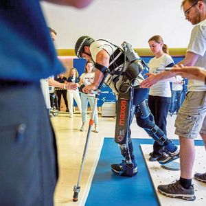 Für den Cybathlon 2023 wird es acht Disziplinen geben. Hier zu sehen: das Exoskelett-Rennen 2022.(Bild:  ETH Zurich / CYBATHLON)