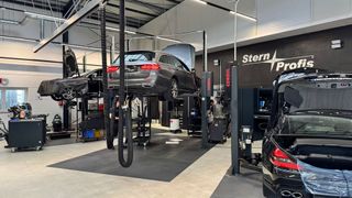 Sauber, strukturiert, professionell: Der Blick in die Werkstatt zeigt sofort, warum die Stern Profis zu den bestausgerüsteten Betrieben dieser Tour zählen. (Bild: Schreiner – VCG)