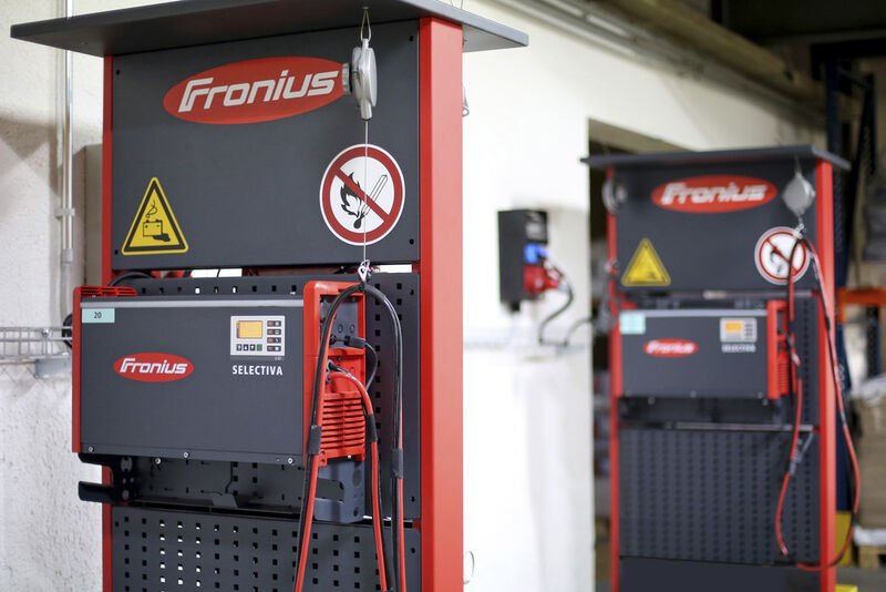 „Durch die Batterieladetechnologie von Fronius senken sich unsere Energiekosten um 20 bis 30 %. Auch unsere Stapler fahren deutlich länger“, so Sandro Zoa. (Bild: Fronius)