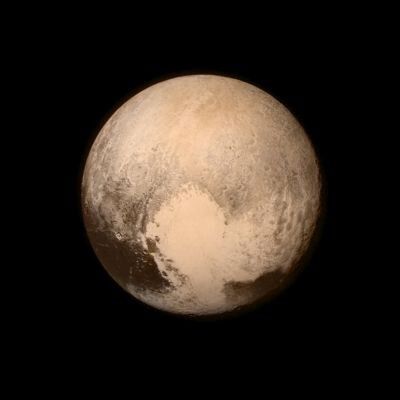 Plutos große, helle Herzstruktur misst an ihrer breitesten Stelle etwa 1.600 Kilometer. (Bild: NASA)