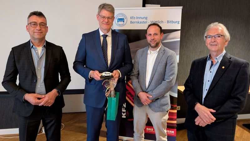 Bundesverkehrsminister Patrick Schnieder (2. v.l.) mit den Obermeistern der Kfz-Innung Bernkastel-Wittlich-Bitburg: Rainer Ferres (l.), Stellvertreter Timo Rings (3. v. l.) und Ehrenobermeister Kurt Mertes (r.). (Bild:  Kfz-Innung Bernkastel-Wittlich-Bitburg)