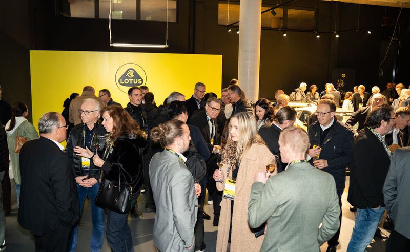 Volles Haus: Das Eröffnungs-Event des Lotus-Showrooms in Böblingen war ausgebucht. (Bild: Autohaus Weeber)