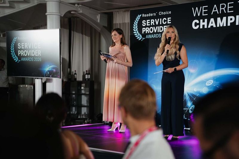 Vera Nikolic und Lydia Hundsdörfer führten charmant durch die Verleihung der Service Provider Awards. (Bild: Werbefotografie Emme)