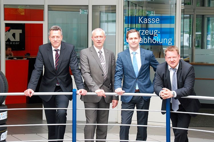 (v.li.) Prokurist Klaus Knau, Serviceleiter Olaf Steinhaus, Assistent Philipp Kranich und Geschäftsführer Frank Döhring präsentierten das Autohaus Jürgens während des Jurybesuchs. (Foto: Rosenow)