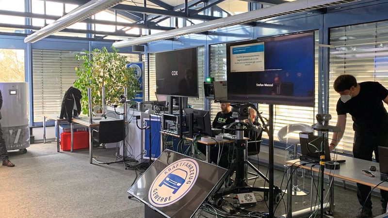 Die erste digitale Jahrespressekonferenz sendete der ZDK aus seinem Verbandshaus in Bonn. Entsprechende Technik verwandelte den Versammlungsraum in ein Studio. (Bild: Pfaff/»kfz-betrieb«)
