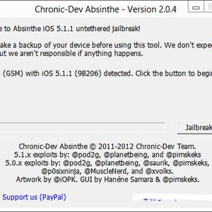 Beim Jailbreak gibt es für die jeweilige iOS-Version auf dem Smartphone einen Entwickler, der die Jailbreak-Software anbietet. Nach dem Download muss diese nur gestartet werden und erkennt das entsprechende Smartphone. Dieses muss mit dem iPhone-Ladekabel am entsprechenden Computer verbunden sein.