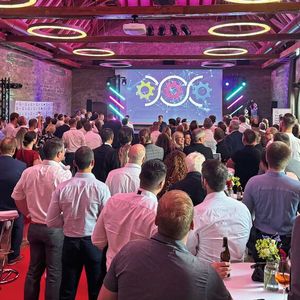 Nach dem Get-together im sommerlichen Ambiente startete schließlich die eigentliche Preisverleihung.(Bild:  Achter – VCG)