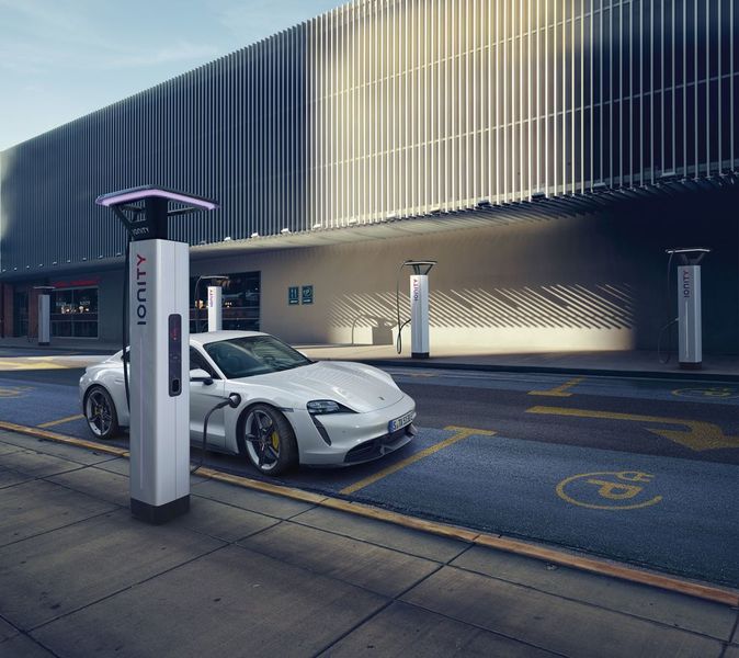 Der Taycan soll an Ionity-Ladesäulen binnen 20 Minuten vollgeladen sein. Wird er dagegen zuhause an einer elf kW leistenden Box vollgeladen, dauert der Vorgang zwischen sechs bis acht Stunden. (Porsche)