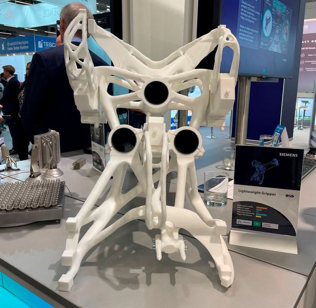 Siemens zeigte anhand einer Greiferlösung für einen Handlingroboter im Automobilbereich, wie der CO2-Fußabdruck  um rund 80 Prozent gesenkt werden kann. So konnte durch ein optimiertes Produktdesign die Gesamtmasse des Greifers um 64 Prozent reduziert werden. Siemens bietet mit „NX für AM“ eine nahtlose digitale Prozesskette, um durch Topologieoptimierung das beste Design zu finden, dieses dann mittels FEM-Simulation zu testen und für den Druck vorzubereiten.  (Bild: U.Drescher / VCG)