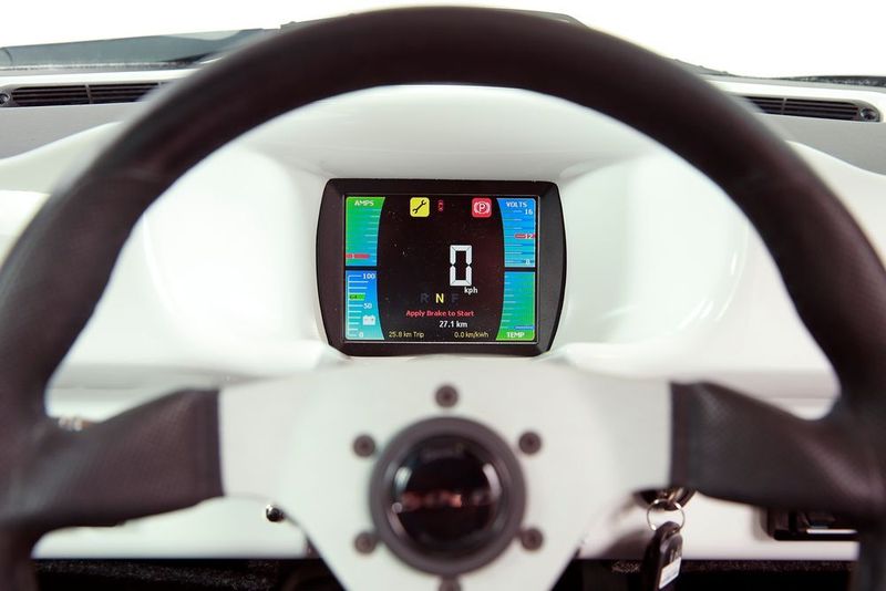 Das Cockpit des Solo bietet statt eines Kombiinstruments ein mittelgroßes Farbdisplay. (Electra Meccanica)