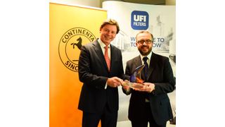 Continental Aftermarket bietet künftig Filter von UFI im europäischen Automotive Aftermarket an: Peter Wagner (l.), Leiter des Geschäftsbereichs Independent Aftermarket bei Continental, und Rinaldo Facchini, CEO von UFI Filters. (Continental)