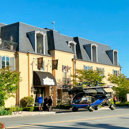 Das elektrische Flugauto A5 zieht überall die Blicke auf sich, wenn es geparkt wird.(Bild:  Aska)