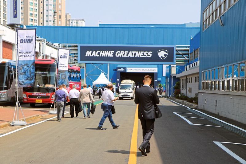Doosan lud vom 15. bis 17. Mai nach Changwon, Korea, zur 12. Doosan International Machine Tool Fair (DIMF). 80 Maschinen, darunter 30 Neuvorstellungen, konnten vor Ort besichtigt werden. (Sonnenberg)