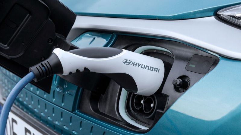 Strom aus der Steckdose, sauber unterwegs: Die Elektromobilität baut in Sachen CO2-Reduktion ihren Vorsprung aus.(Bild:  Hyundai)